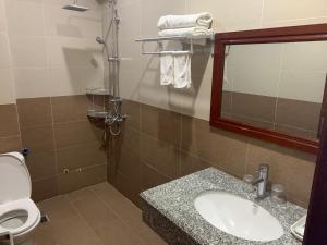 Ett badrum på Hưng Thành Riverside Hotel