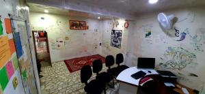 Habitación con sala de conferencias con mesa y sillas. en Comfort Stay Hostel, en Nueva Delhi