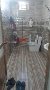 ein kleines Bad mit WC und Waschbecken in der Unterkunft Hải Phận Homestay in Ha Giang