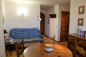 een woonkamer met een tafel en een bank bij Teola in Livigno
