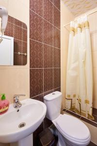 łazienka z toaletą i umywalką w obiekcie Хостел Perron w Charkowie