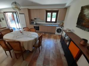 Kuchyňa alebo kuchynka v ubytovaní Casa del Pont