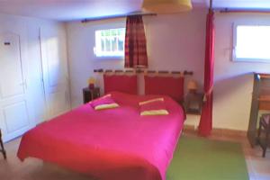 - une chambre avec un grand lit rose et 2 oreillers dans l'établissement Gîte 3 étoiles 300m plage piscine privée grand jardin, à Châtelaillon-Plage