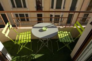 a table and four chairs on a balcony at Pretty 3 rooms in the city center in Annecy