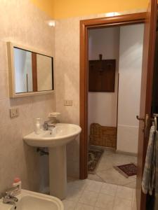 A bathroom at Un Nido Tra Mare e Monti