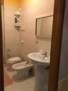 A bathroom at Un Nido Tra Mare e Monti
