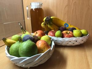 dos cestas de fruta sentadas en una mesa en Un Nido Tra Mare e Monti, en Partinico