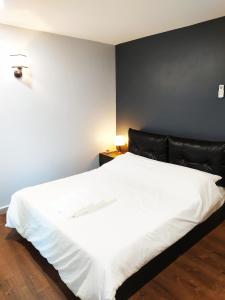 Łóżko lub łóżka w pokoju w obiekcie D'Ocean Homestay in Tiara Desaru Residence