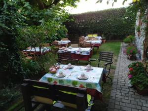 una mesa en un jardín con mesas y sillas en Posada de Pedreña, en Pedreña