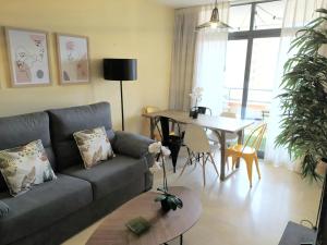 sala de estar con sofá y mesa en Junto Playa Levante con terraza Chill-Out-2 WCs-A ESTRENAR Gemelos 23, en Benidorm