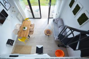 een bovenaanzicht van een woonkamer met een bank en een tafel bij Siedlisko Ciemno in Ciemno