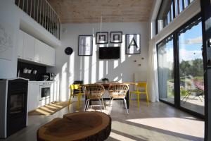 een keuken en eetkamer met een tafel en stoelen bij Siedlisko Ciemno in Ciemno