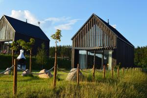 een gebouw met een hek ervoor bij Siedlisko Ciemno in Ciemno