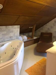 ein Badezimmer mit einer weißen Badewanne und einem Waschbecken in der Unterkunft Gävle pendlarlägenheter in Gävle