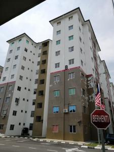 Un edificio alto con una bandiera americana davanti di Amani Apartment Homestay a Malacca