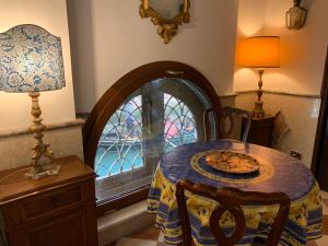 uma mesa com um prato de pizza em frente a uma janela em Luxury Apartment in San Marco with Canal View em Veneza