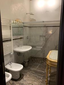 uma casa de banho com 2 lavatórios e um chuveiro em Luxury Apartment in San Marco with Canal View em Veneza