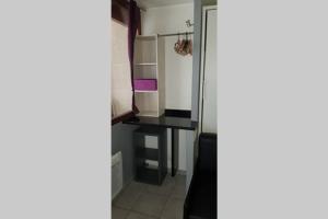 ein Bad mit einem Schreibtisch und einem Spiegel in der Unterkunft Charmant studio 2* rdc+ terrasse & parking privé in Aix-les-Bains
