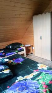 sypialnia z 2 łóżkami i kwiatami w obiekcie Domek Na kympkach w Istebnej