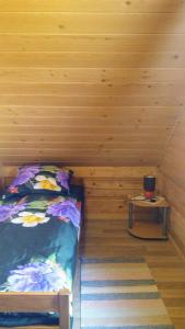 a small bedroom with a bed and a table at Domek Na kympkach in Istebna