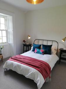 Ліжко або ліжка в номері Next door at Broomfield House