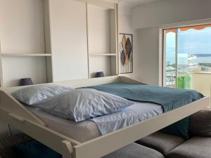 カンヌにあるO Festival Palace, terrace with panoramic sea viewの窓のある大きなベッドのある寝室
