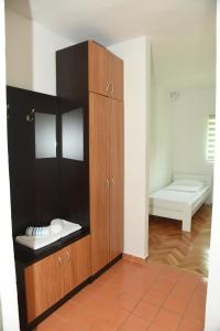 提耶蒂什特的住宿－NP Sutjeska Paviljon A，配有床的房间里的大型木制橱柜