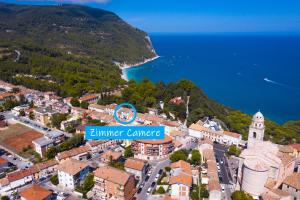 una vista aérea de la ciudad de verano de Camparanca con el océano en Zimmer Camere, en Sirolo