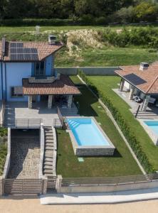een luchtfoto van een huis met een zwembad bij Casa Monstagol in Soiano del Lago