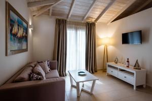 TV a/nebo společenská místnost v ubytování Aktaia Boutique Hotel
