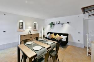a living room with a table and a couch at BRUNA HOLIDAYS HOUSE in Burano