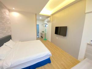 En TV eller et underholdningssystem på 渡小夜電梯民宿 Yilannight B&B
