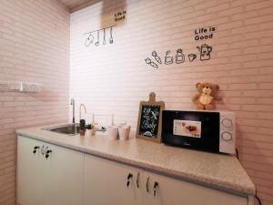 Η κουζίνα ή μικρή κουζίνα στο Infistay Homestay - Sunway Geo Avenue, Sunway Pyramid, Sunway Lagoon, Sunway University, Sunway Medical Centre