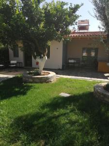 a garden with a statue of a woman in a dress at Εξοχική κατοικία με κήπο στην Άβυθο, Αιγίου in Rodhodháfni