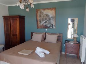 邁薩納的住宿－N&Μ，一间卧室配有一张大床和两条毛巾