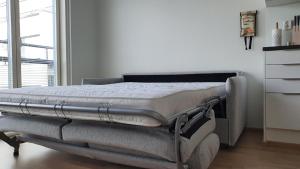 una cama de hospital en una habitación con ventana en Toimiva uusi yksiö keskustassa, en Turku
