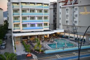 una vista aérea de un hotel oasis con piscina en Oasis Hotel, en Marmaris