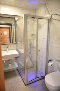 Et badeværelse på Oasis Hotel