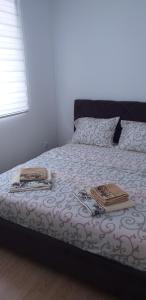 een slaapkamer met een bed met twee dienbladen erop bij Apartman Golubovic in Veliko Gradište