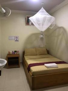 um quarto com uma cama e uma rede mosquiteira em Manel Guesthouse and Restaurant em Sen Monorom