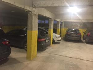 eine Gruppe von Autos, die in einem Parkhaus geparkt werden in der Unterkunft family hotel - City hotel yambol in Yambol