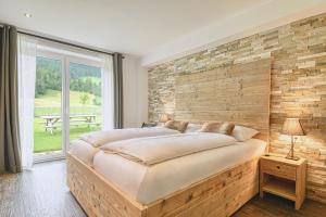 Кровать или кровати в номере Nockberge Lodge