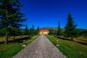 a brick road with a house in the distance at Quinta do Quinto in Porto da Carne