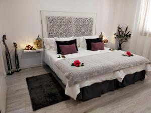 A bed or beds in a room at Plaza San Marcos CASCO HISTORICO
