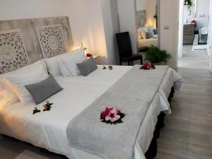 A bed or beds in a room at Plaza San Marcos CASCO HISTORICO