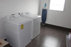 zwei Waschmaschinen in einem Waschraum mit Fenster in der Unterkunft Hotel Hi! Fundidora in Monterrey + 24 Fotos