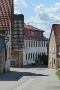 un groupe de bâtiments dans une rue urbaine dans l'établissement Pension Schreckhof, à Mosbach