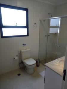 Vonios kambarys apgyvendinimo įstaigoje Conforto em Campos