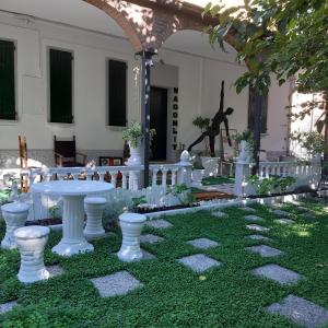 波隆那的住宿－Wagon-lit，花园设有白色桌子和围栏