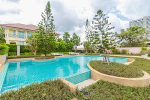 a swimming pool in the backyard of a house at Munlihouse Cha-Am Hua-Hin Beach in Cha Am